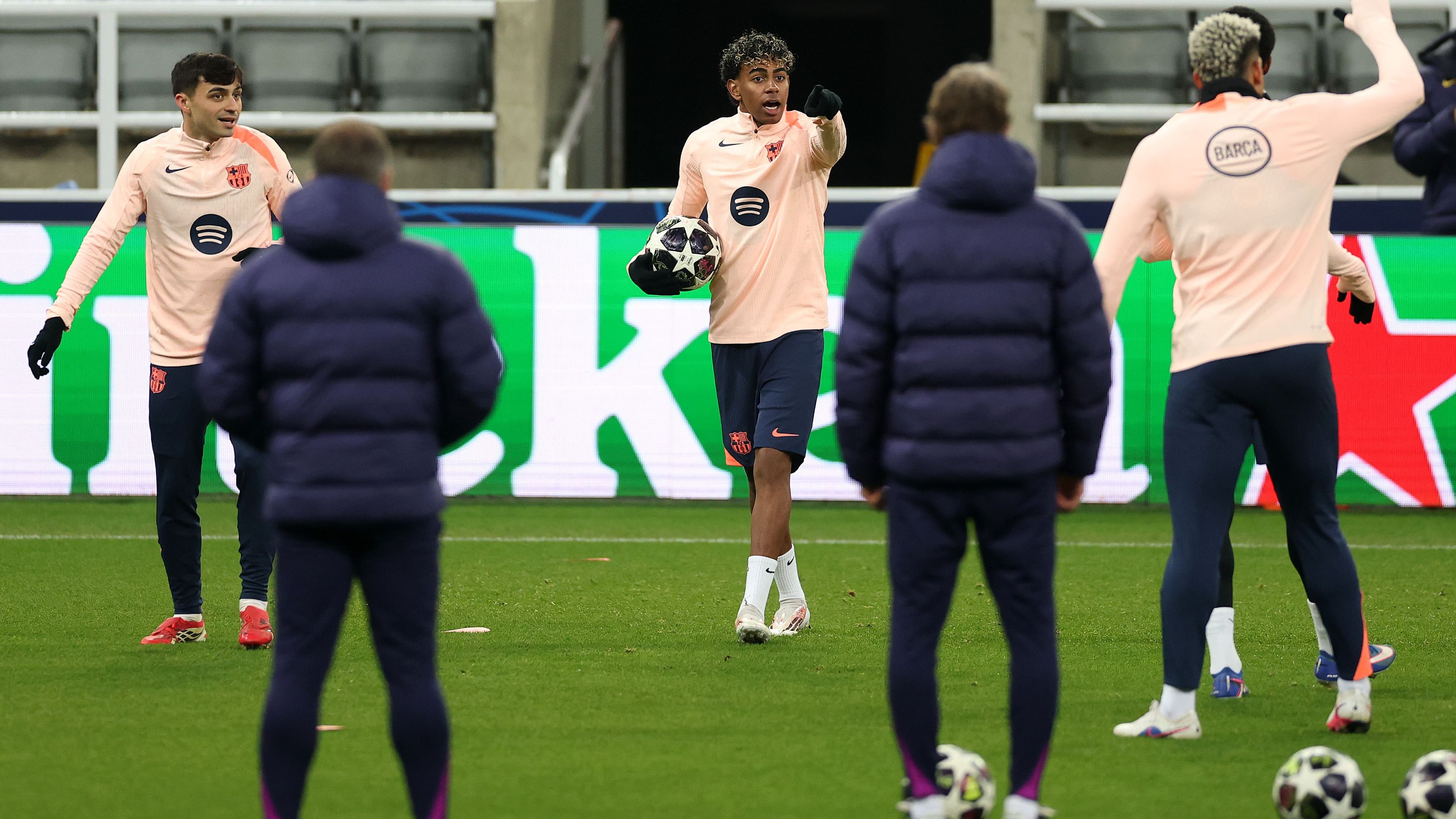 بالفيديو.. لفتة إنسانية من فليك قبل مواجهة نيوكاسل