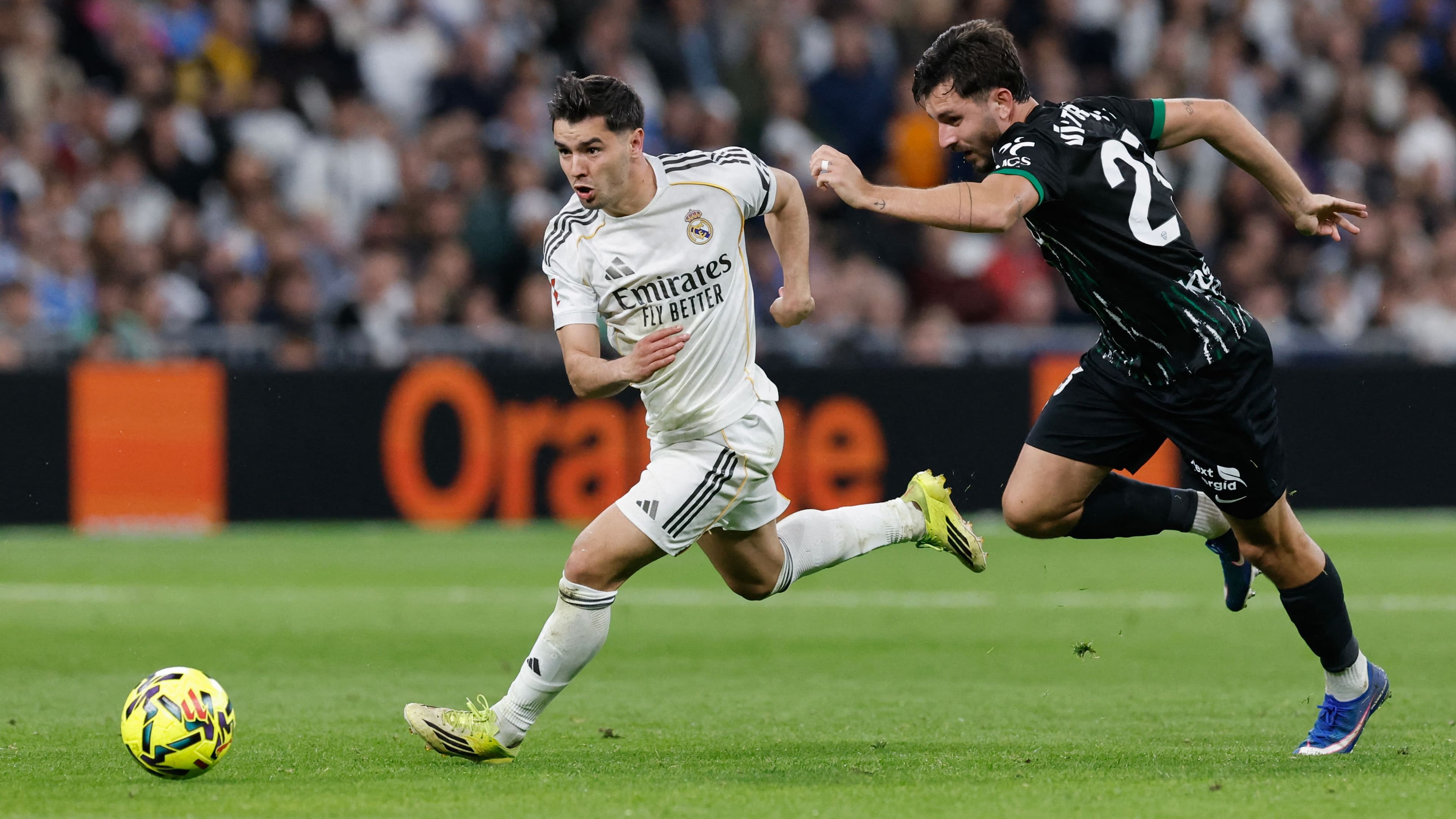 إبراهيم دياز يتلقى هدية خاصة من بيريز