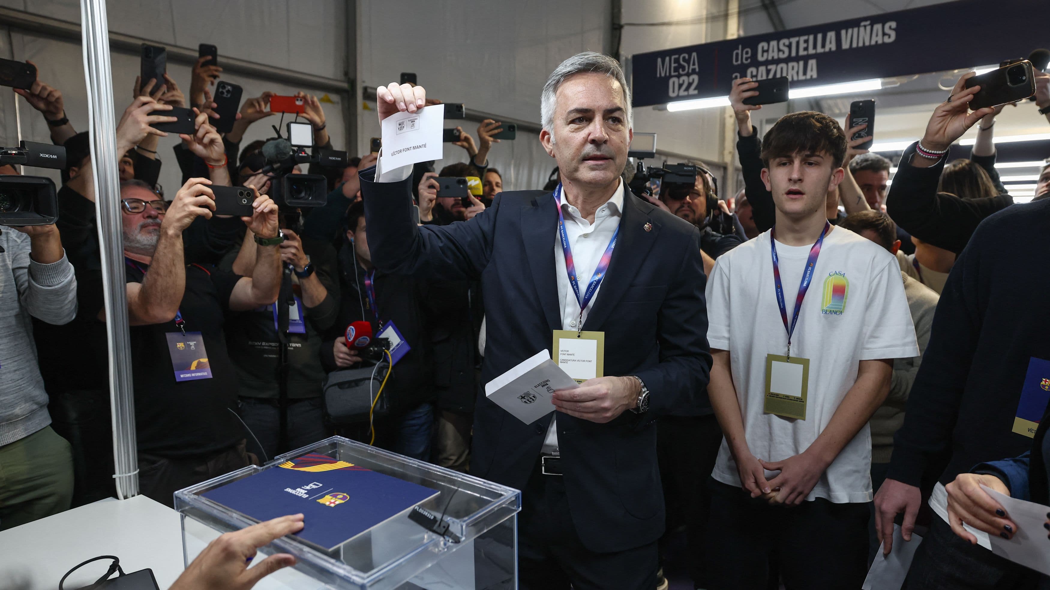 لاعب برشلونة يفجر الجدل بلقطة مع عدو لابورتا