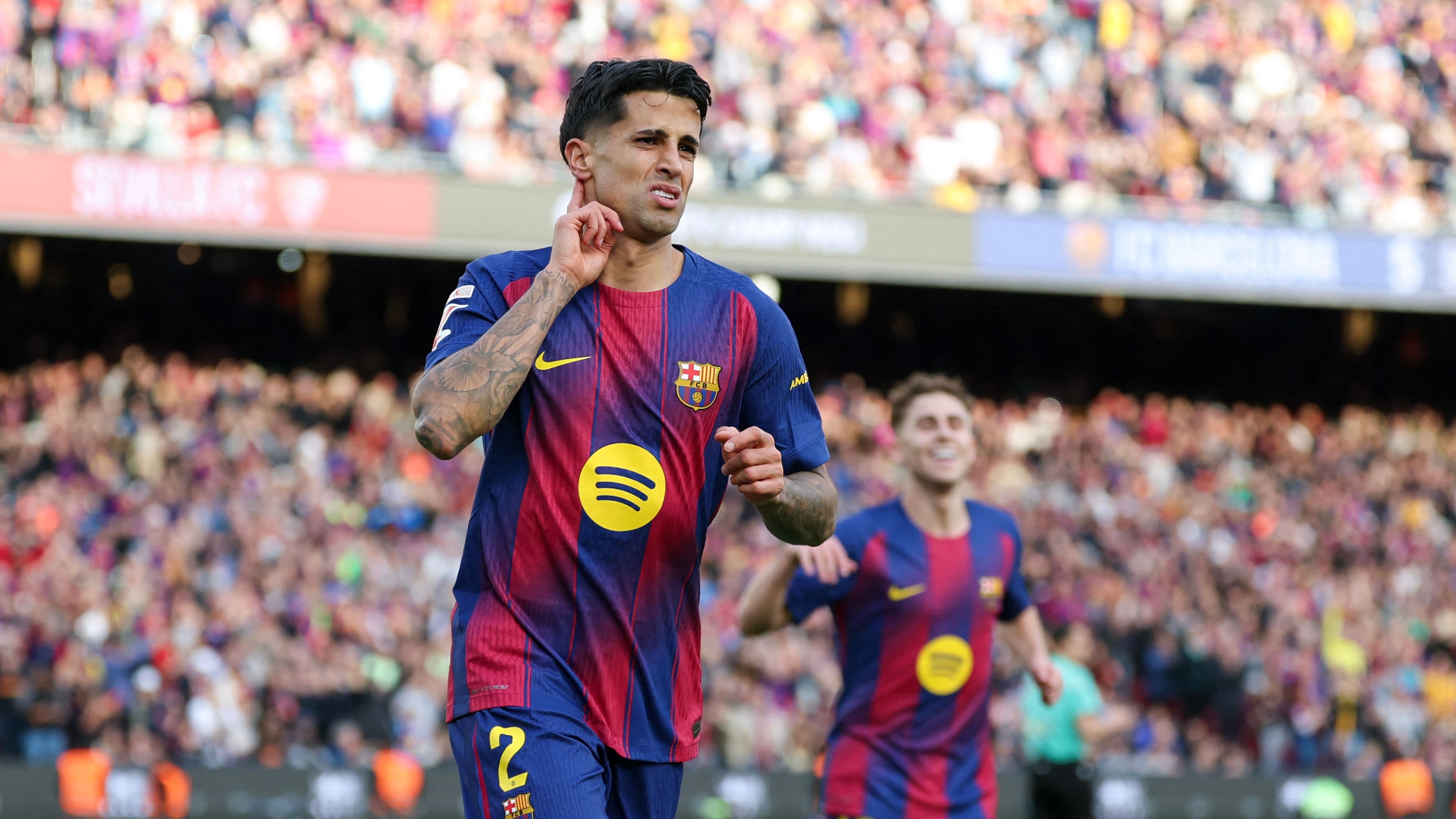 الهلال في الصورة.. كاسادو مفتاح بقاء كانسيلو داخل برشلونة