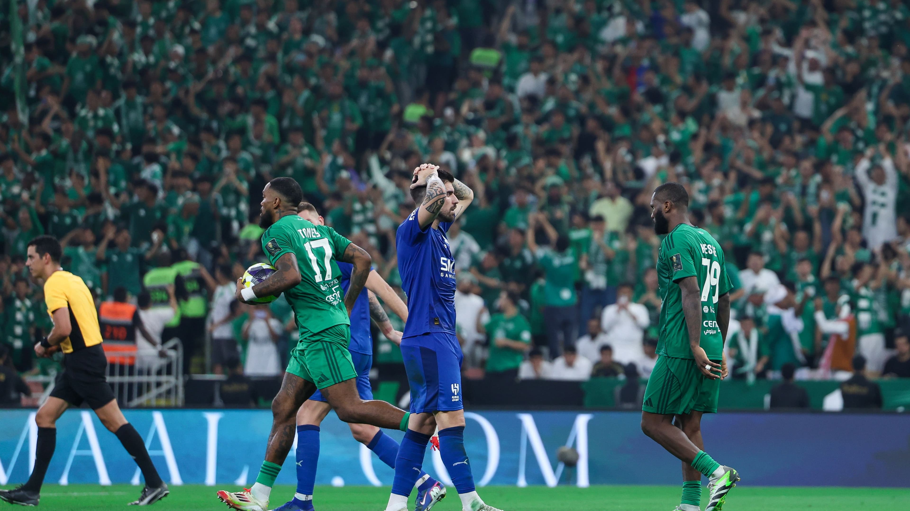 خبير تحكيمي يوضح.. هل استحق الهلال ركلة جزاء أمام الأهلي؟
