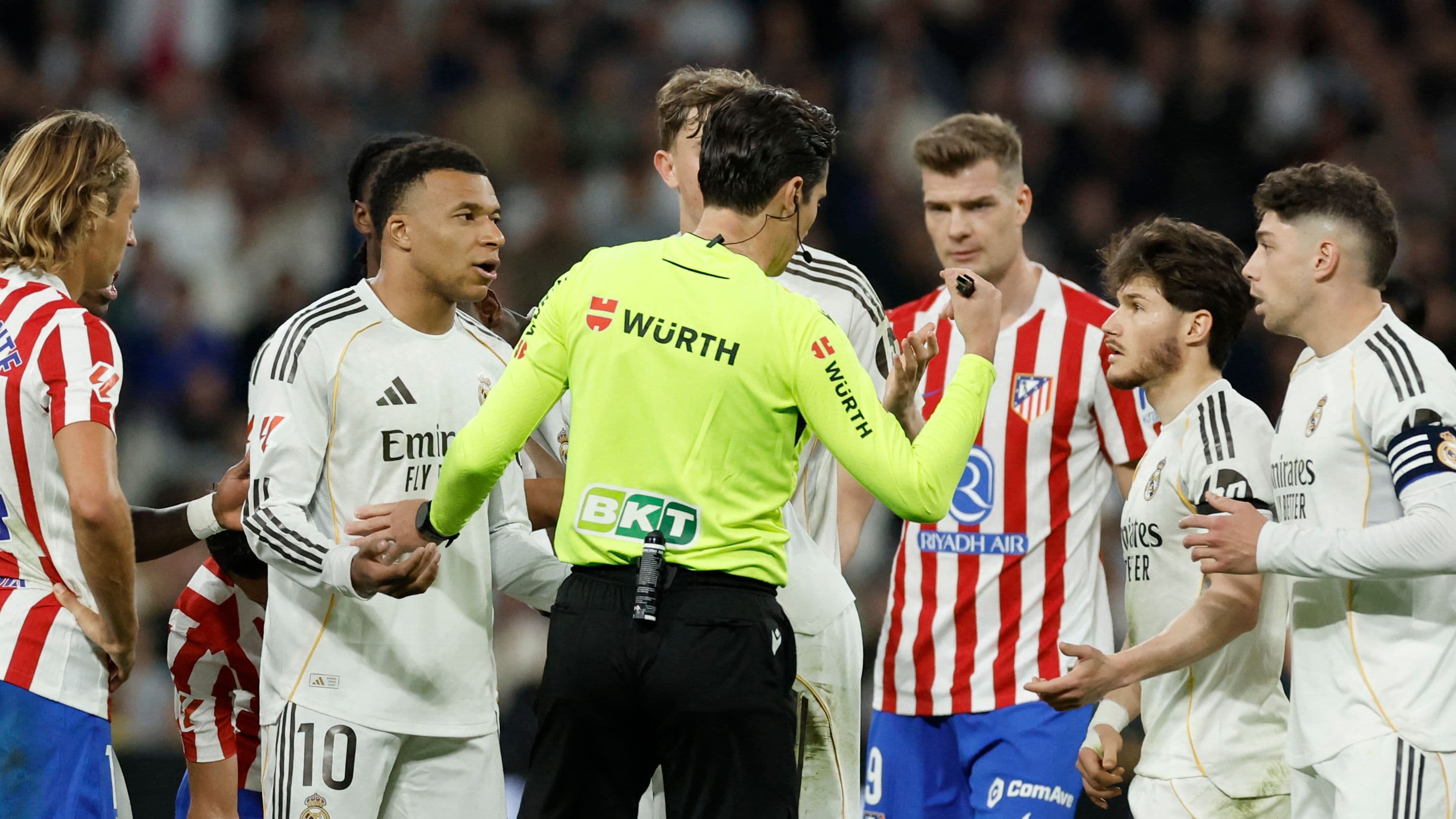 بعد 3 حالات جدلية.. تقييم مفاجئ لحكم ديربي مدريد