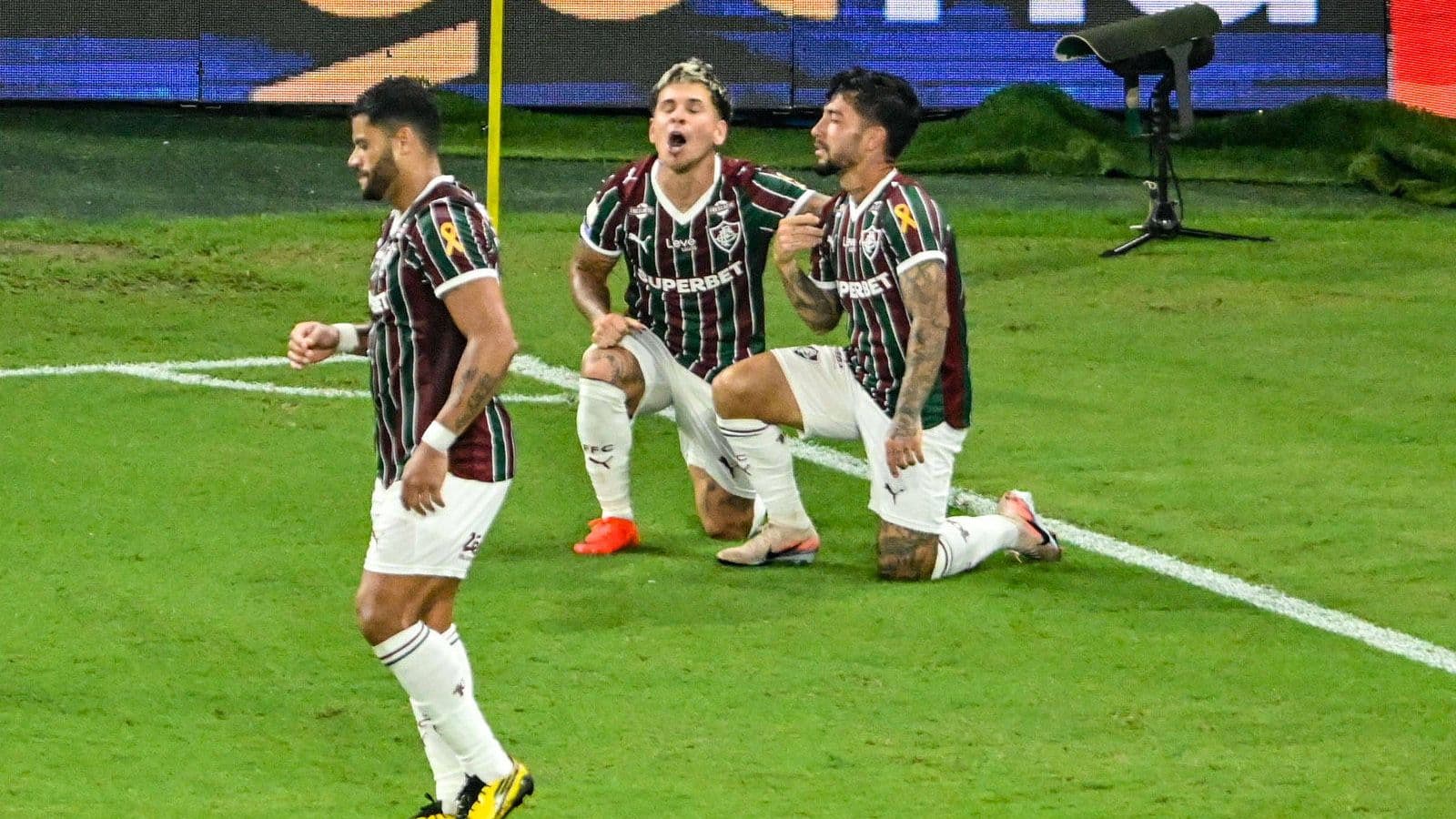 فيديو: واقعة غريبة.. حكم يعتدي على لاعب في الدوري البرازيلي