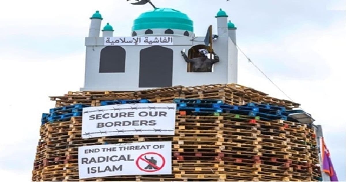 مجسم لمسجد فوق محرقة طائفية يثير غضب أيرلندا الشمالية ويطالبون بإزالته