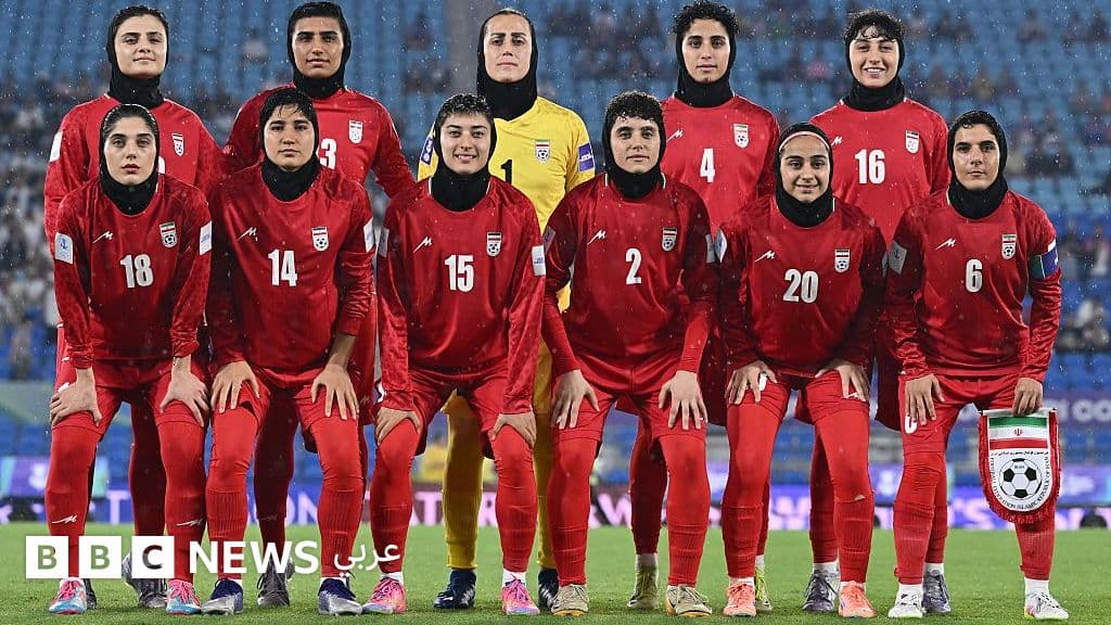 ما سبب الجدل السياسي حول لاعبات المنتخب الإيراني لكرة القدم في أستراليا؟