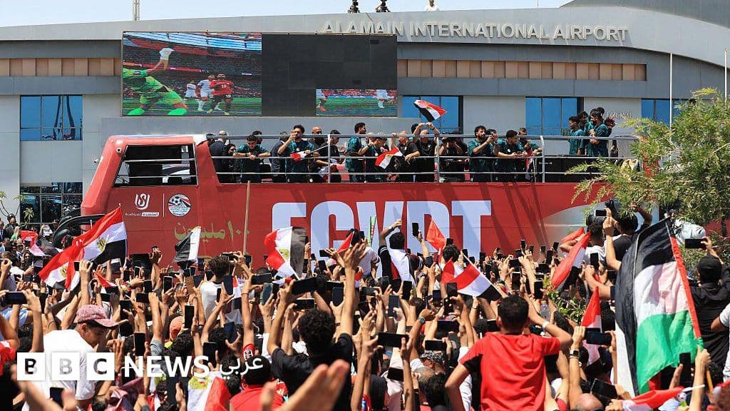 احتفالية شعبية لمنتخب مصر بعد جدل بشأن استقباله في مدينة العلمين