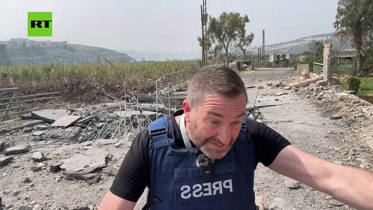 صاروخ يسقط قرب طاقم تلفزيوني روسي خلال بث مباشر في لبنان