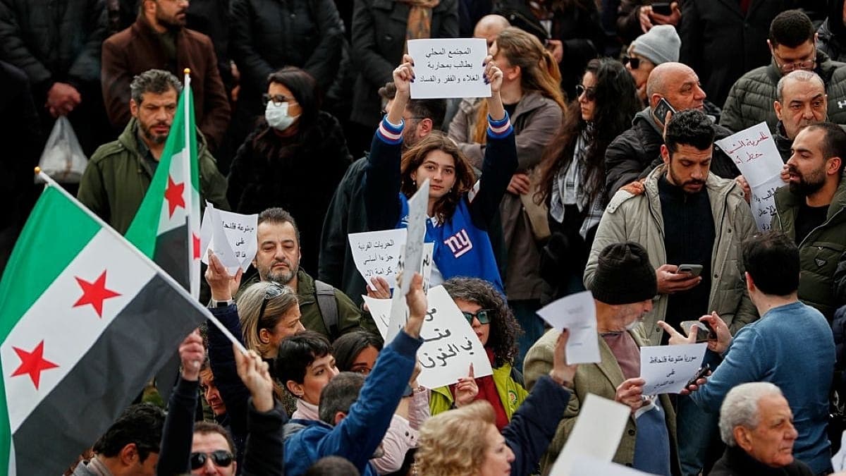 وسط مخاوف على الحريات الشخصية.. مئات السوريين يعتصمون في دمشق رفضا للقيود على بيع الكحول