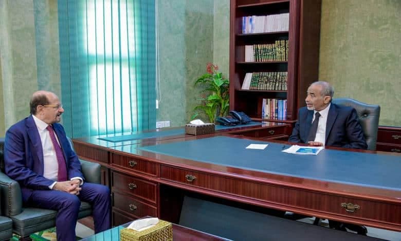 الصبيحي يبحث مع رئيس الوزراء الأوضاع الخدمية والاقتصادية ويؤكد ضرورة تحسين معيشة المواطنين