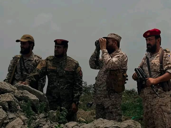 اللواء حمدي شكري يطلع على جاهزية القوات في جبهات تعز ويشدد على رفع اليقظة