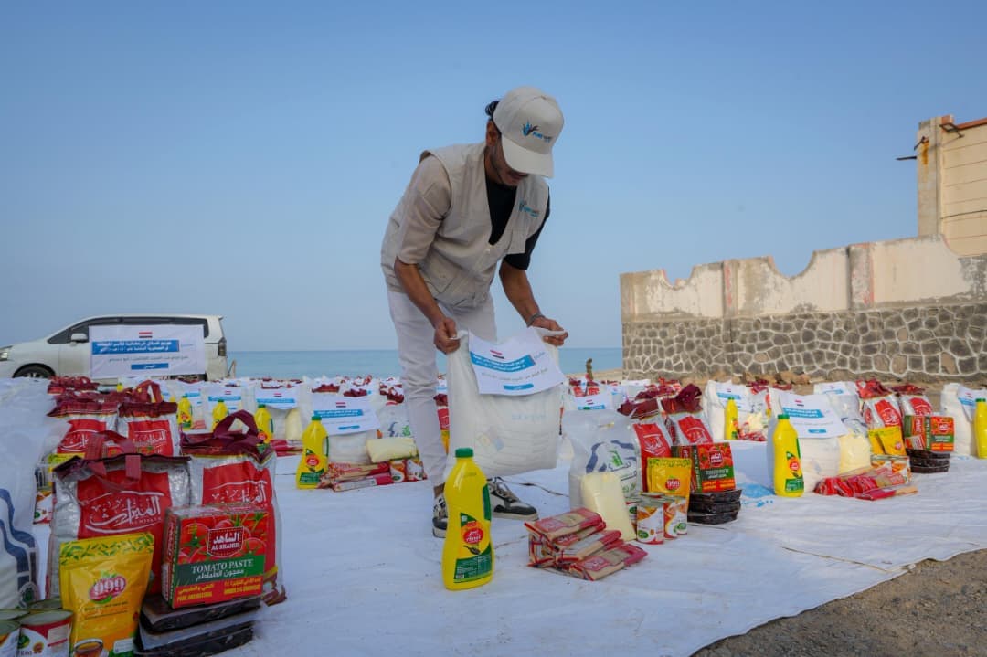 توزيع 90 سلة غذائية للأشخاص ذوي الإعاقة في مديرية الخوخة بالحديدة