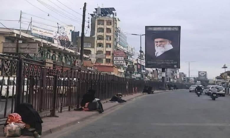 صور خامنئي في شوارع صنعاء تشعل موجة غضب وتكشف ارتهان الحوثي لإيران