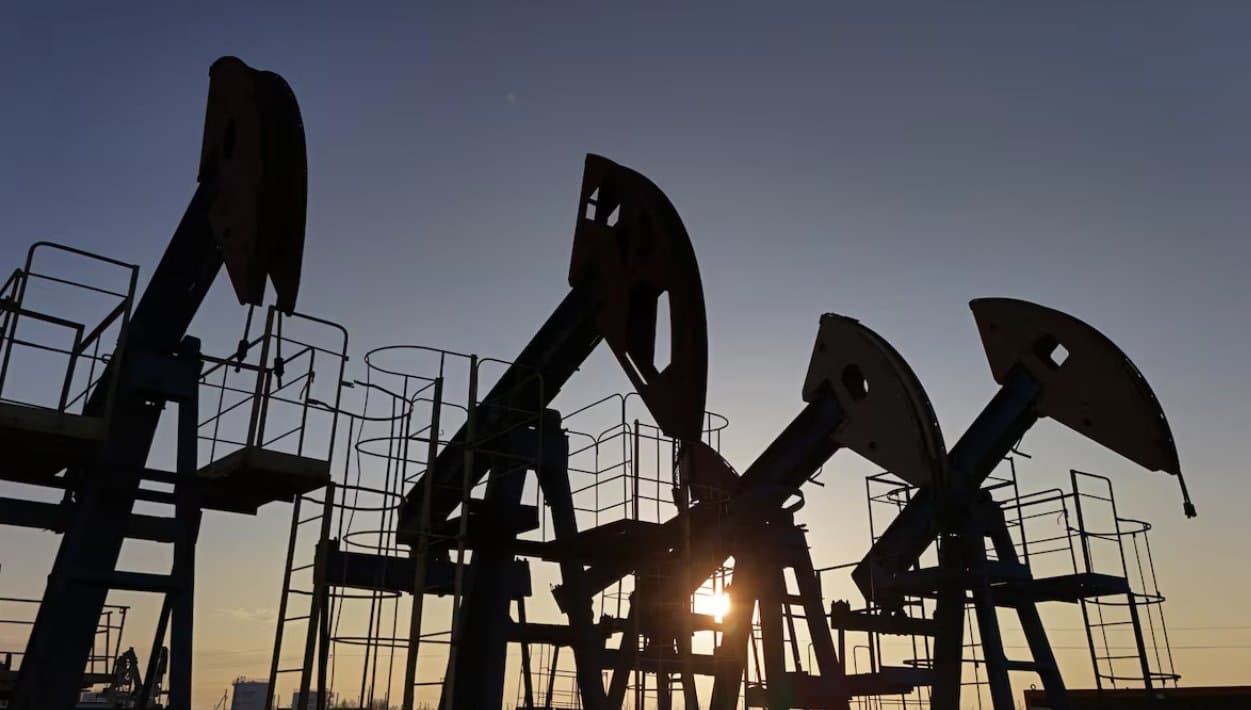 تراجع أسعار النفط مع تحركات دولية لتأمين مضيق هرمز ومساعٍ أميركية لتعزيز الإمدادات