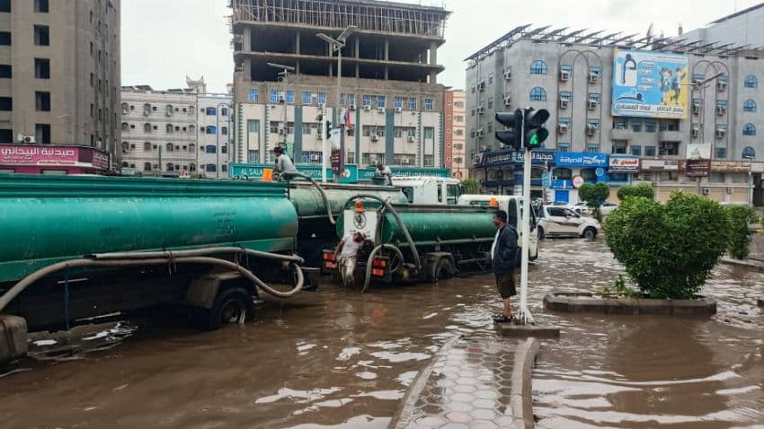 عدن.. انطلاق أعمال الطوارئ لفتح الطرق ورفع المخلفات بعد الأمطار الغزيرة