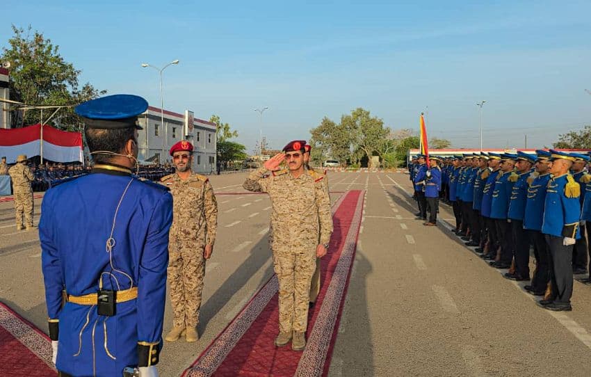 وزير الدفاع يزور كلية الطيران والدفاع الجوي بمأرب ويشيد بالتعليم والتأهيل