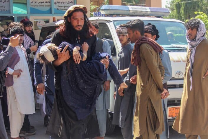 انقلاب مركبة للاجئين يودي بحياة 18 شخصاً في أفغانستان