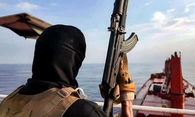 تحذير من حرب وشيكة.. سفير يمني يكشف دور إيران وخطة الحوثي في باب المندب