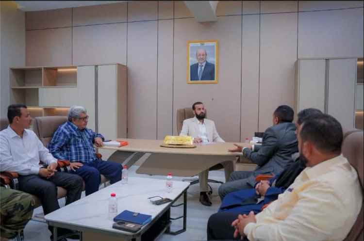 محافظ أبين يبحث تسريع مشاريع الطرق وصيانة البنية التحتية بالمحافظة