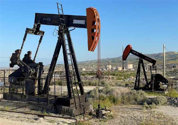 ارتفاع طفيف في أسعار النفط وسط ترقب الأسواق لتطورات المعروض والطلب