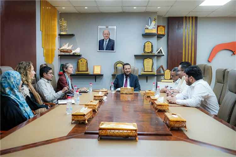 المحافظ عبد الرحمن شيخ يبحث مع السفيرة الهولندية سبل إشراك السلطات والمجتمع المحلي في تحديد أولويات المشاريع