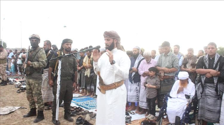 محافظ أبين يفاجئ الجميع بإمامة المصلين في العيد ويطلق دعوة حاسمة لوحدة الصف وإنهاء الخلافات