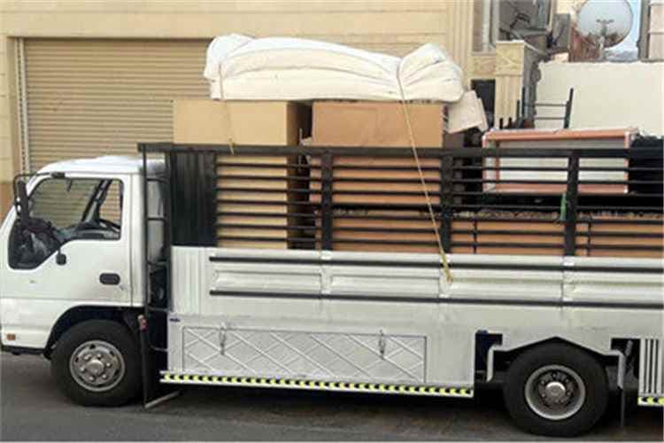 مواطنو عدن ينفجرون غضباً: من يقف وراء رسوم نقل الأثاث بين المديريات؟