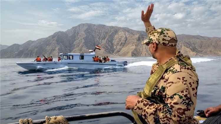 طارق صالح غادر إلى الصومال عبر ميناء ذوباب بعد استهداف موكبه.. ونفى دخوله عدن