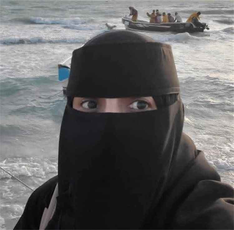 ناشطة من تعز تتحدى الحوثيين: بطلنا نشرب عصير وقهوة.. خاورات نشرب دمكم