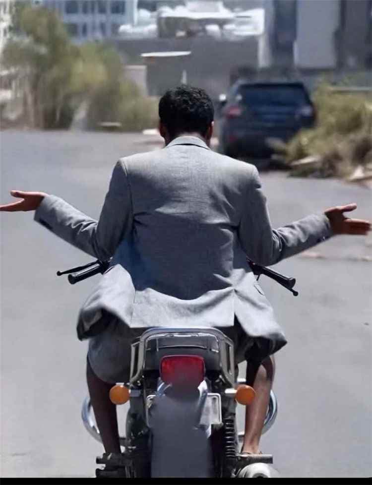 مشهد موجع في أحد شوارع صنعاء.. سائق دراجة يبكي ويضرب خده ( فيديو)