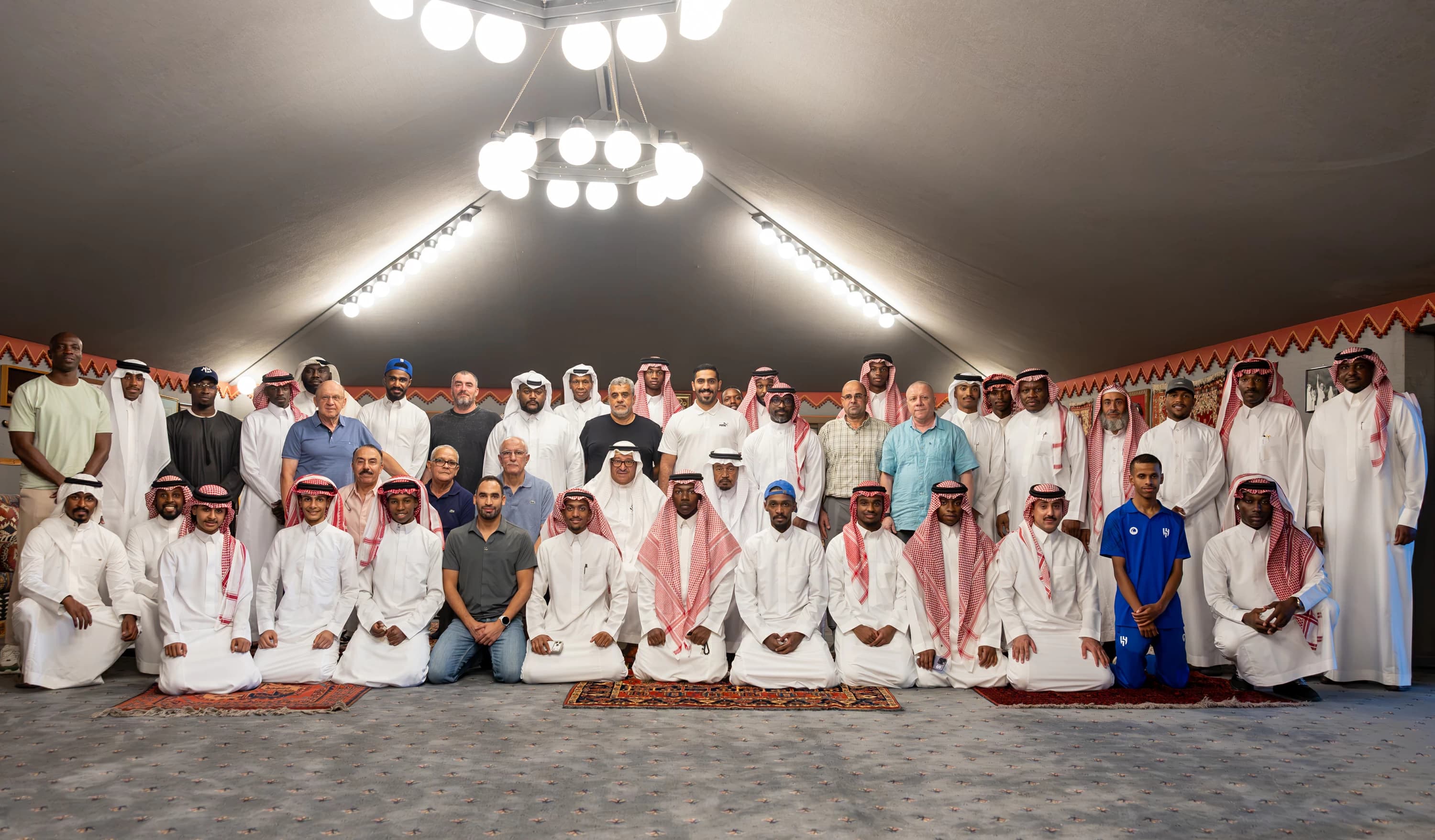 نواف بن محمد يحتفل بوداع مدرب الهلال نصير سعدون