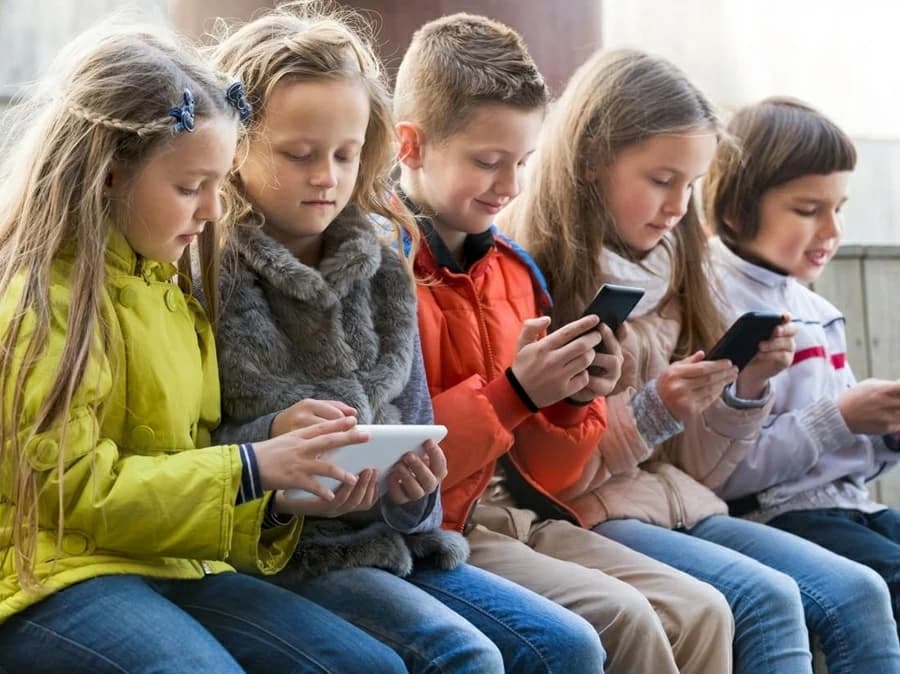 مصر تفرض قيودًا جديدة على حسابات الأطفال دون سن 15 عامًا